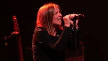 Mira a Beth Gibbons tocar un temazo de Portishead en el último concierto de su gira
